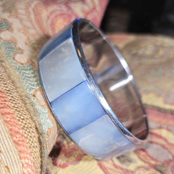 Unmarked Iridescent Blue Mother Of Pearl Inlay Silver Tone Bangle Bracelet 2.5"D - Picture 1 of 5